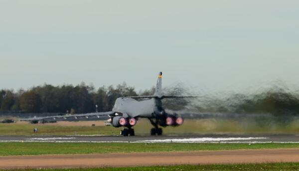 ABŞ bombardmançıları Böyük Britaniya aviabazasını tərk edir