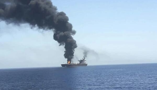 Hörmüz boğazında tanker atəşə tutulub