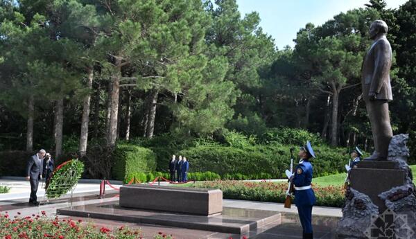 Kambocanın Baş naziri Heydər Əliyevin məzarını ziyarət edib