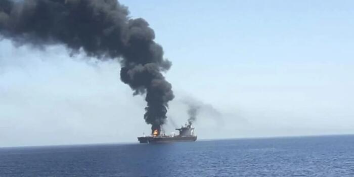 Hörmüz boğazında tanker atəşə tutulub