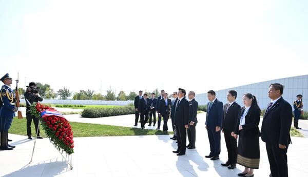 Laos Prezidenti Zəfər parkını ziyarət edib