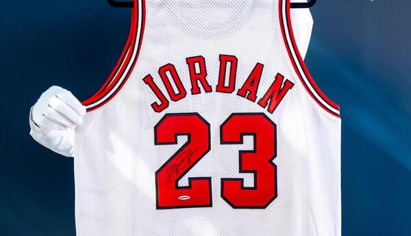 Ulduz basketbolçunun forması 14 milyon dollara satııldı...