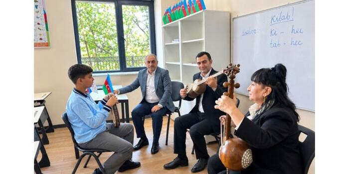 Böyük Qayıdışın yeni səsi: doğma yurdda ilk incəsənət dərsləri