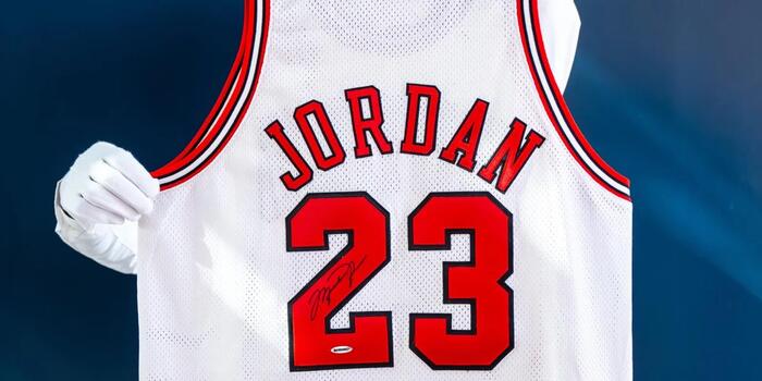 Ulduz basketbolçunun forması 14 milyon dollara satııldı...