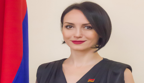 Paşinyanın partiyasından olan deputatı Rusiyaya buraxmayıblar