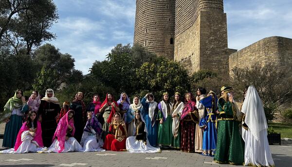 Bakının mərkəzində QHT-lər milli baş örtüyü – kəlağayı ilə yürüş keçiriblər <span class="red">- FOTOLAR </span>