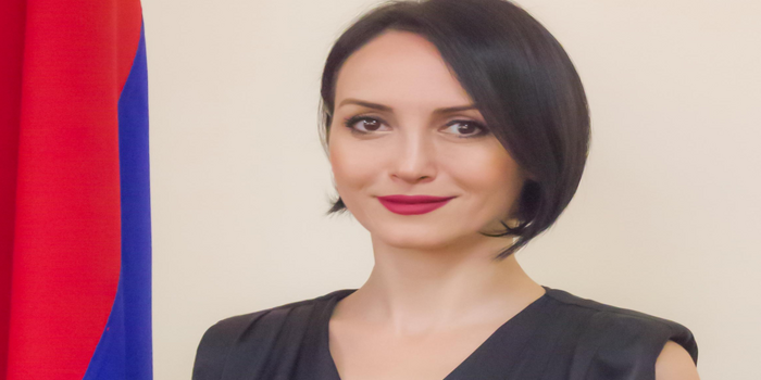 Paşinyanın partiyasından olan deputatı Rusiyaya buraxmayıblar