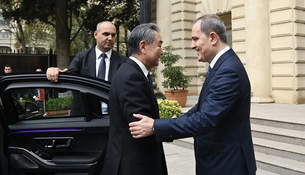 Ceyhun Bayramov çinli həmkarı ilə regional təhlükəsizliyi müzakirə edib