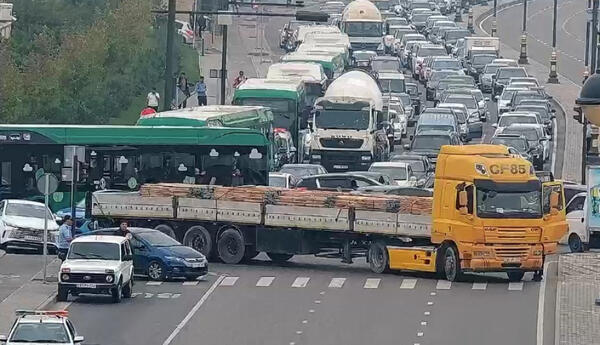 NİİM: 8 Noyabr prospektindən mərkəz istiqamətində nəqliyyat vasitələrinin hərəkəti bərpa edilib