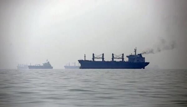 İran ordusu: Hörmüz boğazının şərqində daha bir tanker yanıb