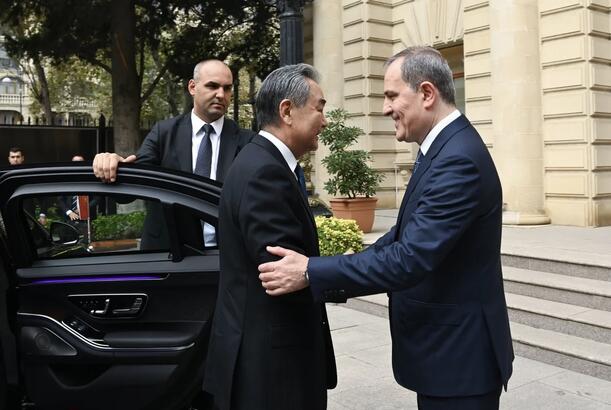 Ceyhun Bayramov çinli həmkarı ilə regional təhlükəsizliyi müzakirə edib