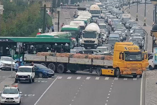 NİİM: 8 Noyabr prospektindən mərkəz istiqamətində nəqliyyat vasitələrinin hərəkəti bərpa edilib