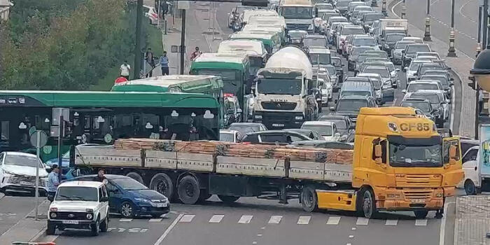 NİİM: 8 Noyabr prospektindən mərkəz istiqamətində nəqliyyat vasitələrinin hərəkəti bərpa edilib