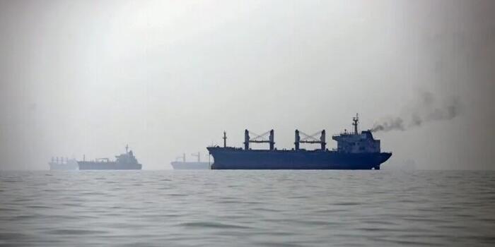 İran ordusu: Hörmüz boğazının şərqində daha bir tanker yanıb