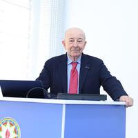Dünyaşöhrətli alim Erol Qelenbe İTİ-nin elmi seminarında məruzə edib