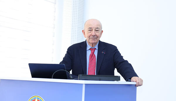 Dünyaşöhrətli alim Erol Qelenbe İTİ-nin elmi seminarında məruzə edib