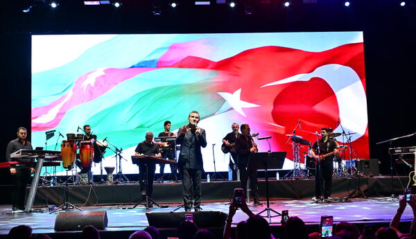 “Ferhat Göçer Eyyub Hüseynzadənin təşkil etdiyi konsertdə “Ey, Əziz Anam, Azərbaycan”ı oxudu”