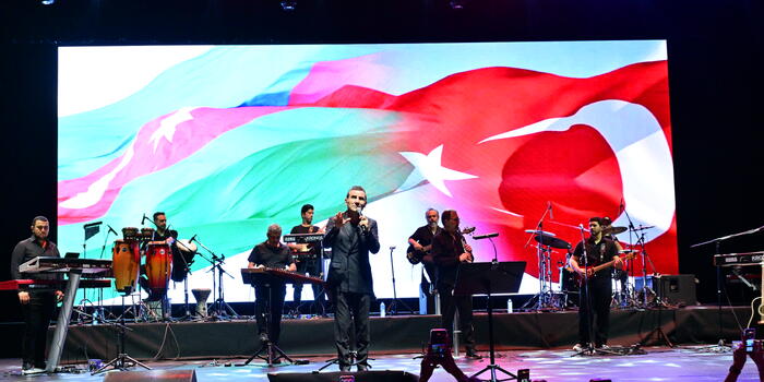 “Ferhat Göçer Eyyub Hüseynzadənin təşkil etdiyi konsertdə “Ey, Əziz Anam, Azərbaycan”ı oxudu”