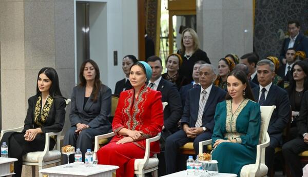 Leyla Əliyeva Aşqabadda Milli Türkmən Xalçası Muzeyində olub