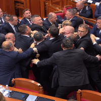Parlamentdə deputatlar arasında əlbəyaxa dava düşüb