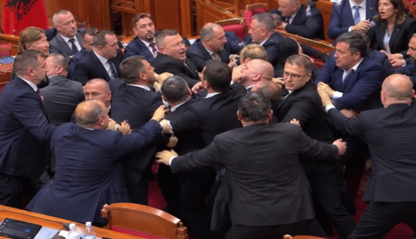 Parlamentdə deputatlar arasında əlbəyaxa dava düşüb