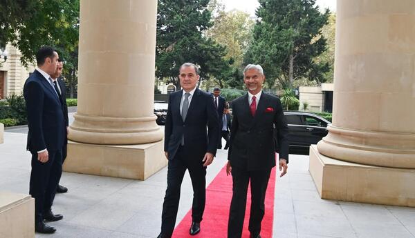 Ceyhun Bayramov Hindistanın xarici işlər nazirini qarşılayıb