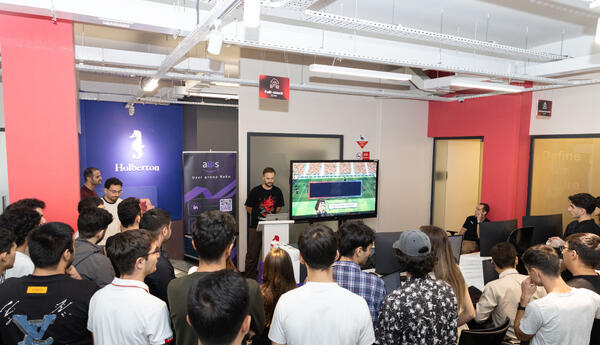 Süni intellektlə idarə olunan 32 komanda virtual futbol meydanında mübarizə aparıb