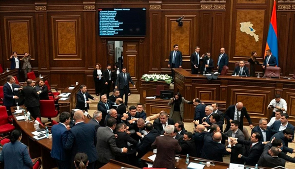 Ermənistanda deputatlar kütləvi dava salıblar