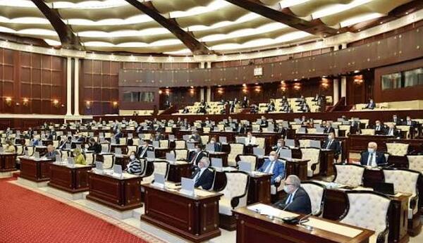 Milli Məclis özəl məhkəmə ekspertinin gəlirlərinin vergiyə cəlb edilməsini ilk oxunuşda qəbul edib