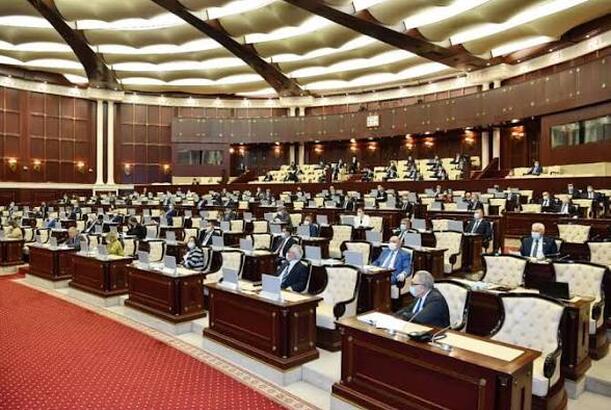 Milli Məclis özəl məhkəmə ekspertinin gəlirlərinin vergiyə cəlb edilməsini ilk oxunuşda qəbul edib