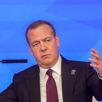 Medvedev Polşadakı vəziyyəti lətifə ilə təsvir edib