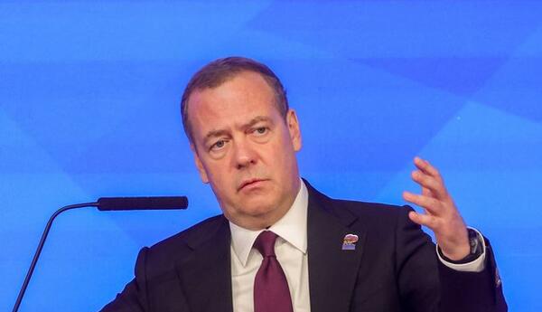 Medvedev Polşadakı vəziyyəti lətifə ilə təsvir edib