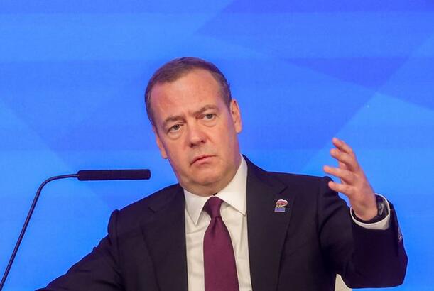 Medvedev Polşadakı vəziyyəti lətifə ilə təsvir edib